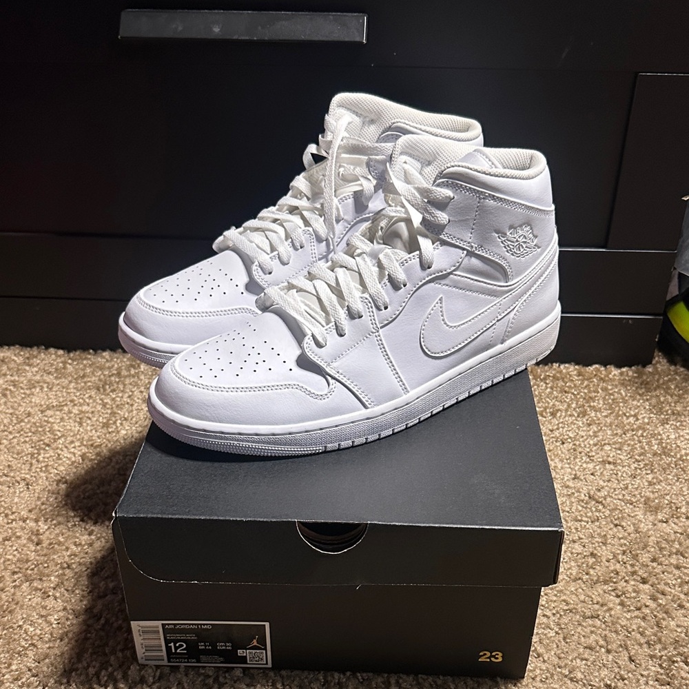Nike Air Jordan 1 Mid Triple White